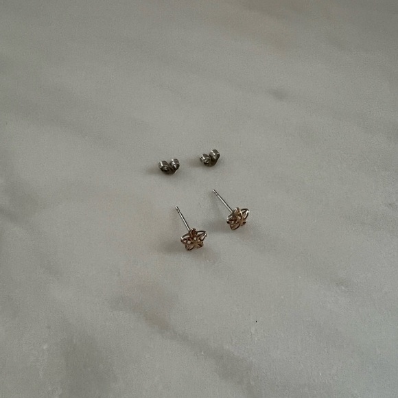 18k solid good flower stud earrings - Picture 3 of 6